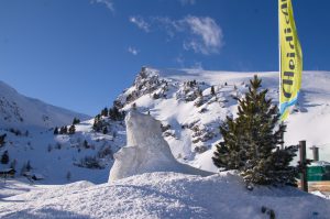 Falkertspitz mit Murmeltierskulptur in Falkertsee